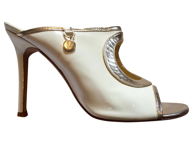 Mulas Versace de salto alto com patente branca e dourada Branco Dourado Couro envernizado  ref.284692
