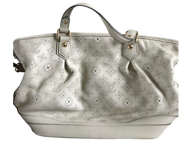 Bolsa de mão Louis Vuitton em couro perfurado bege