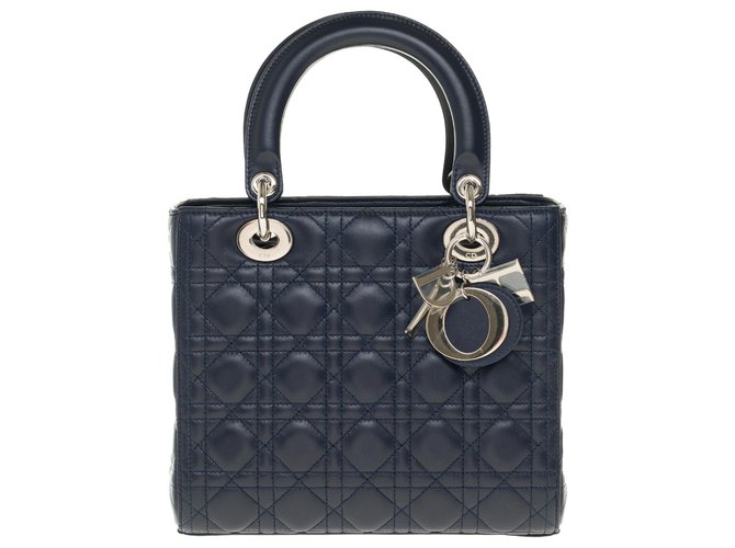 L'iconica borsa Christian Dior, Modello Lady Dior Medium in pelle cannage nera, Garniture en métal argenté Nero  ref.285073