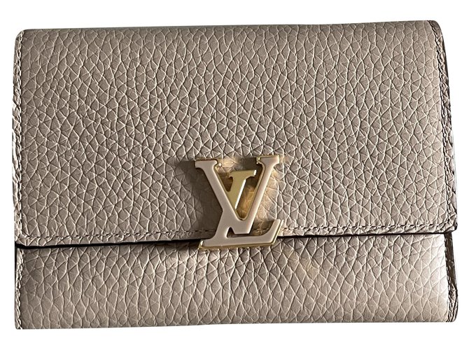 Louis Vuitton Capucines Wallet Pebble Taurillon