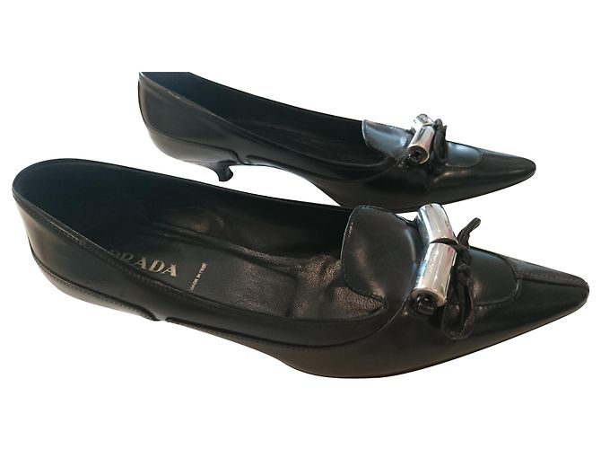 Décolleté Prada in pelle nera con punta e fiocco Nero