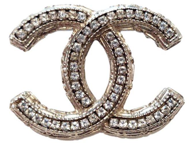 Chanel Broche de prata CC e strass Metal  ref.288294