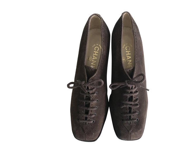 Chanel Brogues com renda em camurça Marrom Suécia Couro  ref.289387