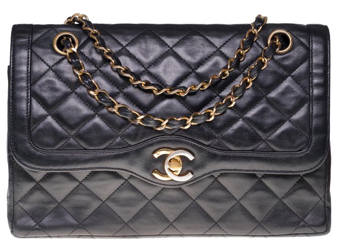 Timeless Chanel Classic bag in black quilted lambskin, garniture en métal doré Leather  ref.289713