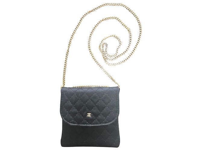 Chanel Colar com Bolsa de Cetim Preta Mini CC Preto