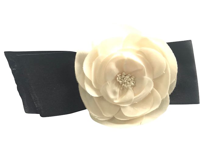 Spilla Chanel Camelia in Seta e Fiocco Nero