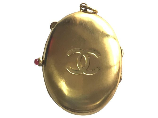 Chanel Medallón Gold hardware Chapado en oro  ref.290293