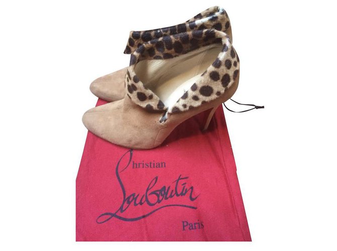 Christian Louboutin Charme Suede Beige  ref.290513