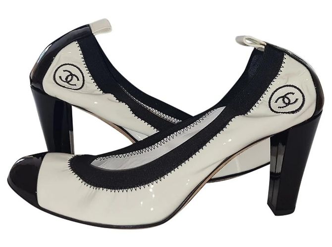 Chanel Pompes à esprit Noir Blanc