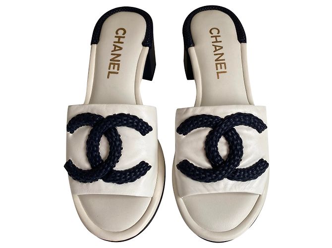 Mules Sandali Chanel Bianco e Blu Scuro Pelle