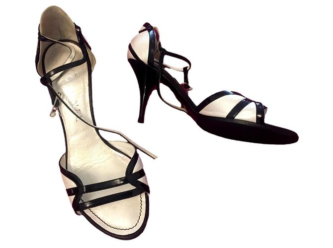 Chanel Sandalen Weiß Lackleder