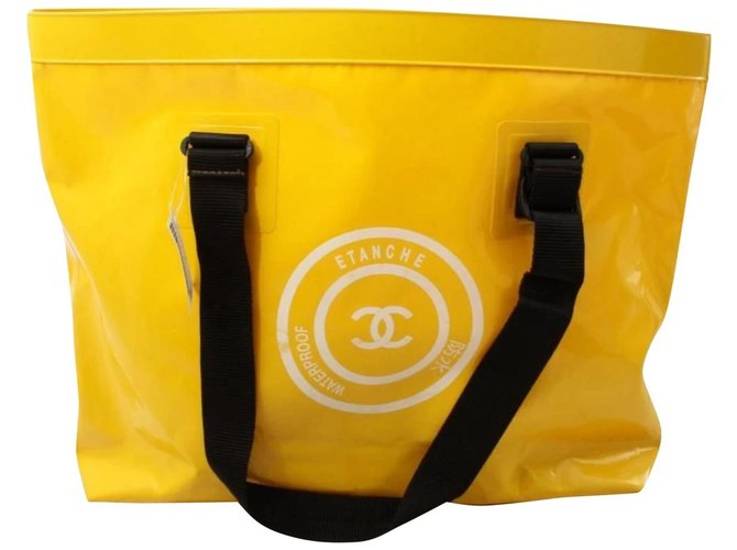 Chanel Sacola de praia grande amarela à prova d'água Amarelo  ref.293656