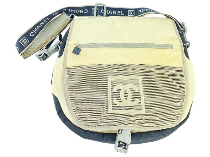 Chanel Sac à bandoulière blanc cassé avec logo CC Sports Line  ref.293786