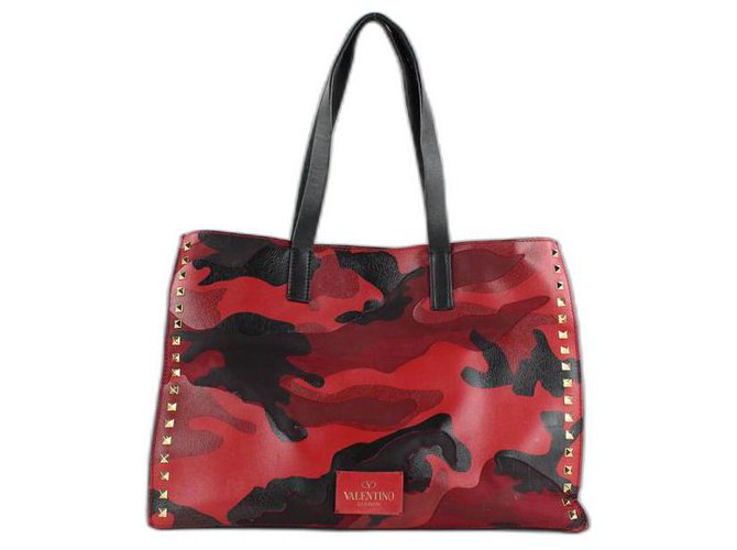 mangel vold Alligevel Valentino Red Rockstud Camo Canvas-Leather Medium Soft Tote Bag 9Val1210  ref.293837 - Joli Closet