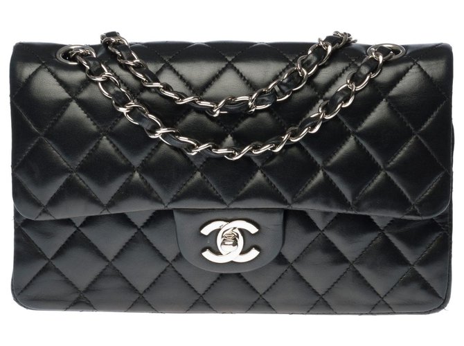 La ricercatissima borsa Chanel Timeless 23cm in pelle trapuntata nera, Garniture en métal argenté Nero  ref.295070