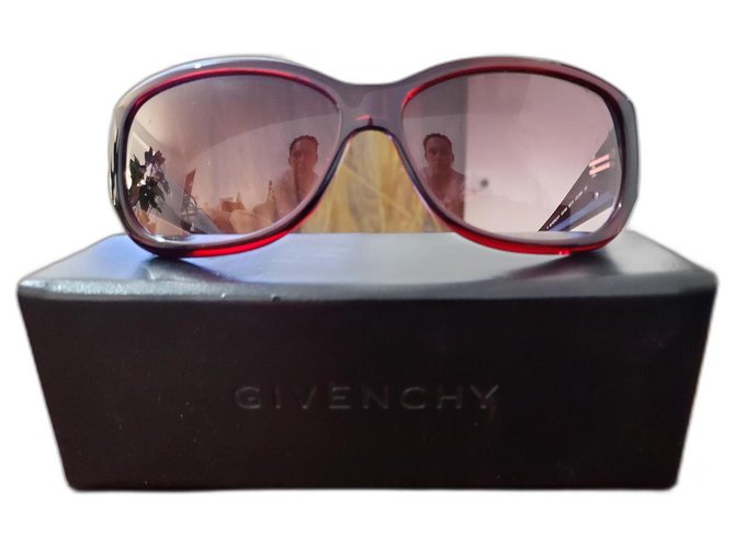 Givenchy Des lunettes de soleil Plastique Bordeaux  ref.295085