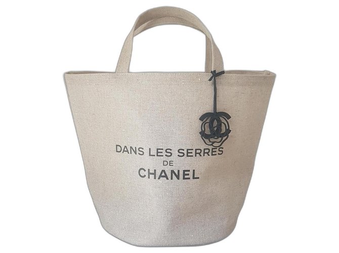 CHANEL Dans les serres de Chanel fashion show collector's bag. Beige  Cloth ref.296072 - Joli Closet