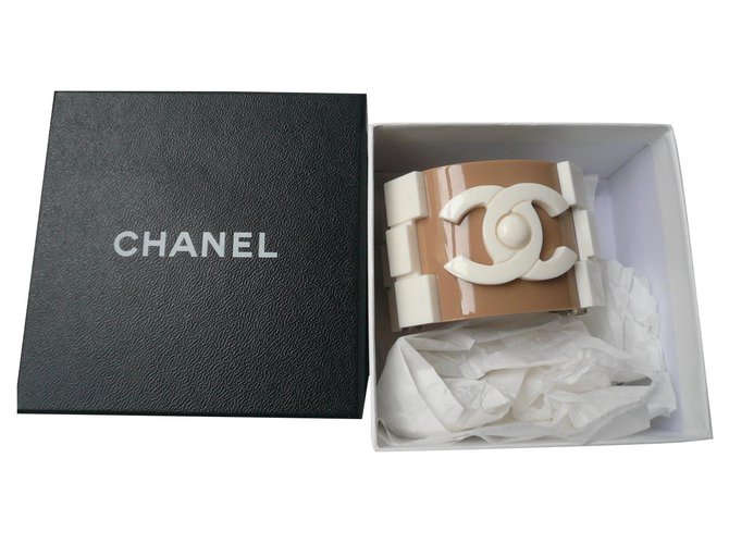 CHANEL "Légo Brick" cuff Beige and ecru two-tone resin very good condition  ref.296144