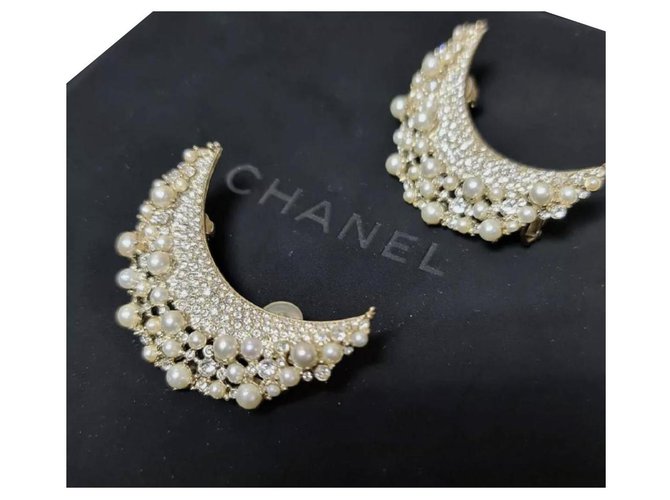 Chanel 2015 boucles d'oreilles en perles de cristal Métal Doré  ref.296542