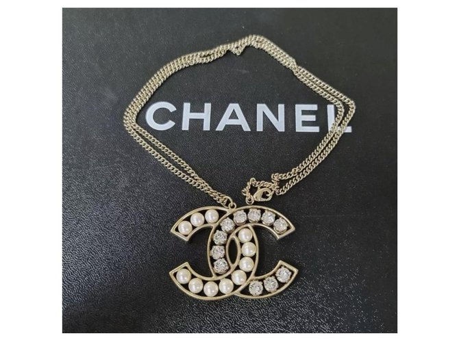 Chanel Crystal Pearl Große CC Anhänger Halskette Golden Metall  ref.296549