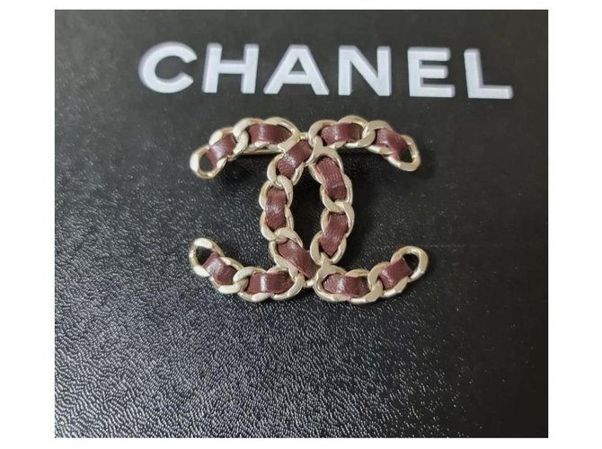 CHANEL CC Brooch Chain  Burgundy Leather Multiple colors Metal  ref.296682