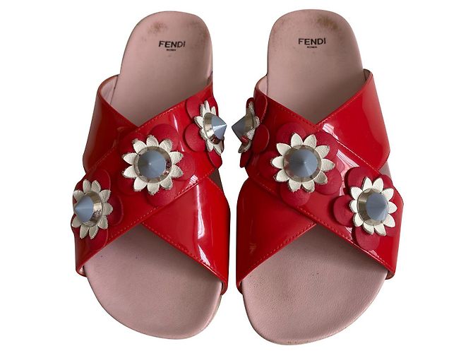 Fendi Pantoletten aus rotem Lackleder mit 3D Lederblumen Größe 39