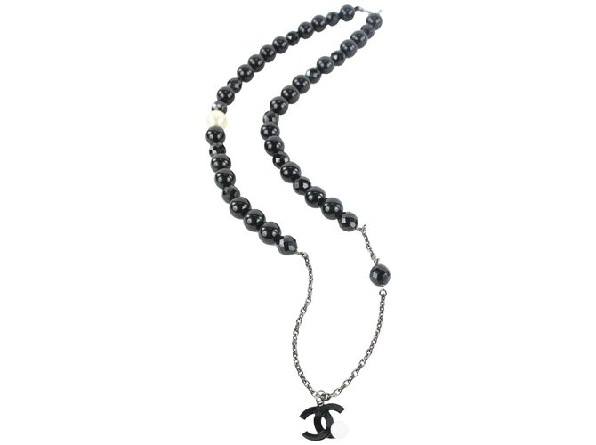 Chanel 05P Collana CC di perle nere con dettagli floreali Perla  ref.297413