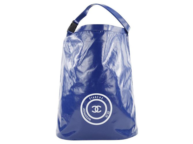 Chanel Bolso hobo tipo cubo impermeable XL azul CC Sports Logo Etanche Cuero  ref.297865