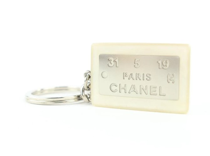 Chanel Raro Branco x Prata 99um charme de bolsa de chaveiro com logotipo CC  ref.297944