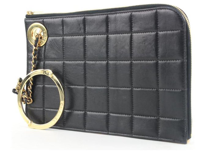 Chanel Sac pochette à poignets en cuir d'agneau noir avec menottes dorées Or blanc  ref.297972