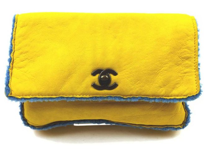 Chanel Pochette classica con patta Turnlock Mouton CC in shearling giallo  ref.298069