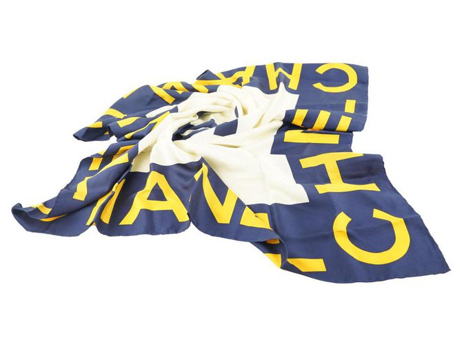 Chanel Écharpe en soie classique avec logo CC bleu marine x jaune  ref.298166