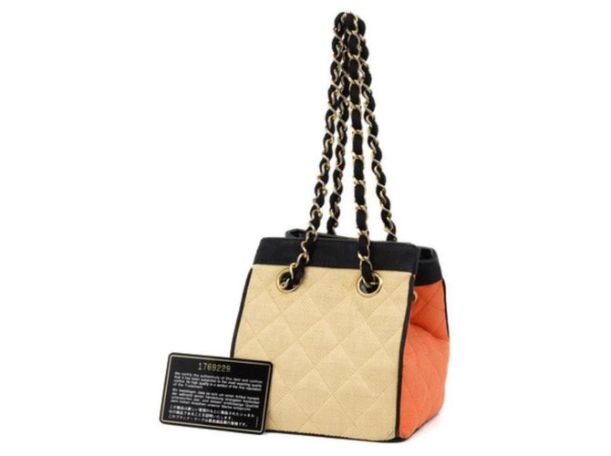 Chanel Bolsa de cesta acolchoada de palha de ráfia bicolor com logotipo CC Cadeia  ref.298456