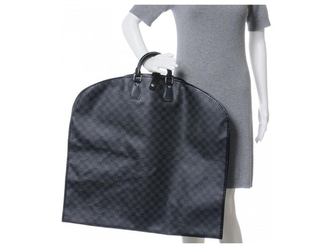 Louis Vuitton Portatrajes Damier Graphite Housse Porte Habits 2 Cubierta de  suspensión Cuero ref.298677 - Joli Closet