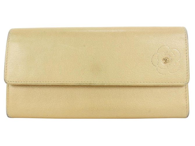 Chanel Portefeuille à rabat CC Camelia en cuir doré beige Or blanc  ref.298842
