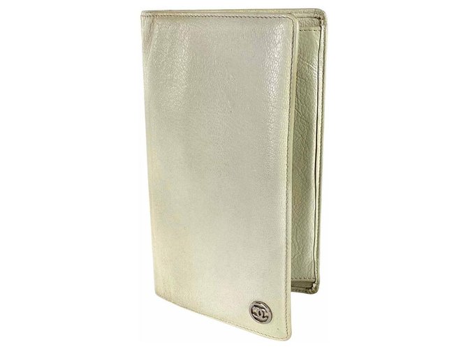 Chanel Long portefeuille beige à rabat à deux volets avec logo CC  ref.298967