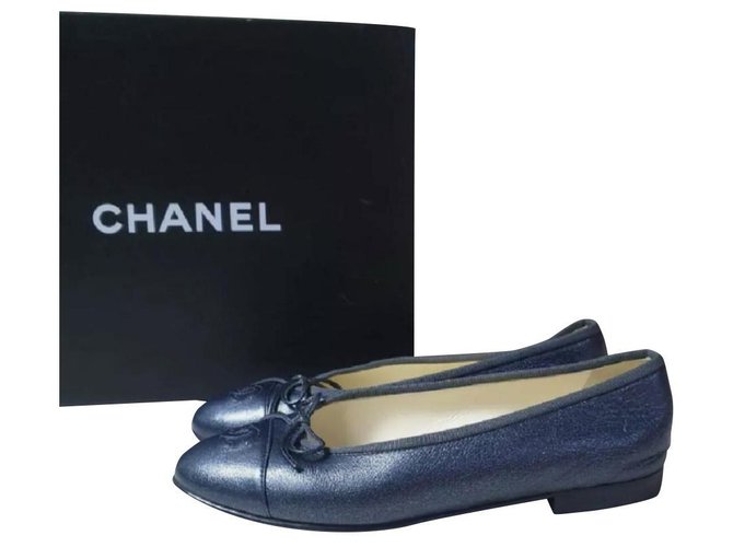 Ballerines Chanel en cuir bleu CC Logo Taille 38 Bleu foncé  ref.299603