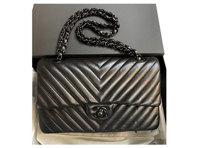 Classique Rare sac à rabat Chanel So Black Chevron Timeless Medium Cuir Noir  ref.299653