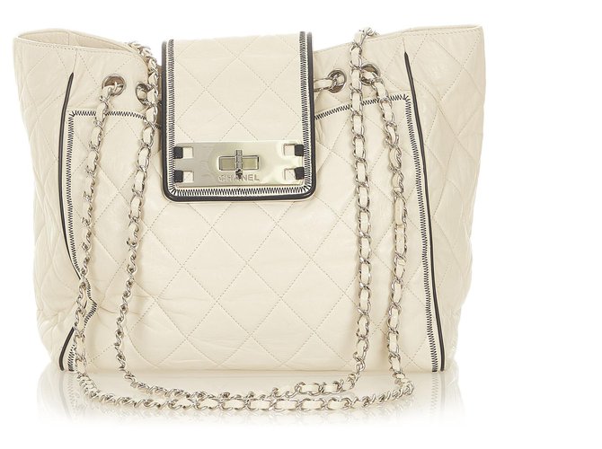 Chanel White Matelasse Reissue East West Tote Bag Black Leather ref.299925  - Joli Closet