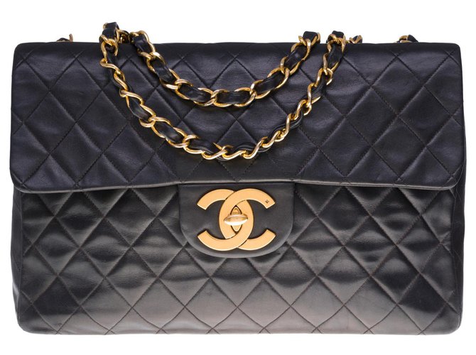 The Majestic Chanel Timeless Maxi Jumbo handbag in black quilted leather, garniture en métal doré  ref.300808