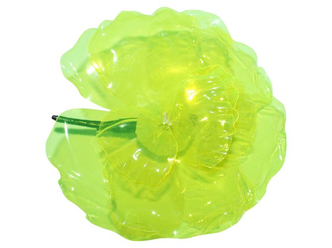 Chanel Broche en plastique camélia néon Vert  ref.300991