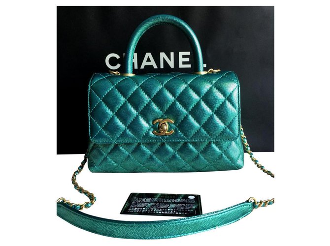 Bolsa Chanel Small Coco Handle em pele de caviar verde iridescente Couro  ref.301915