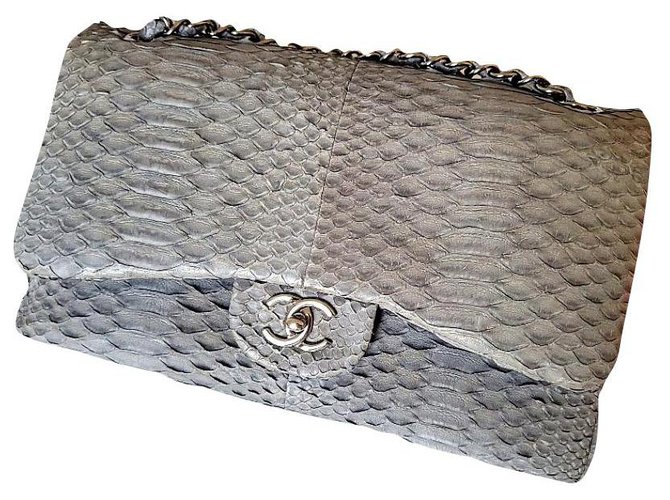 Timeless Chanel Borsa con patta classica Jumbo in pelle di serpente grigia i Grigio  ref.301928