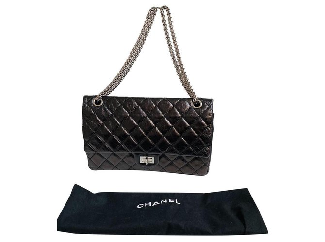 Chanel 2.55 Reemitir a primeira bolsa Coco Chanel Preto Hardware prateado Couro  ref.301961