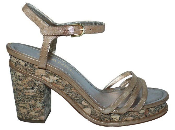 Chanel Sandálias de salto marrom cortiça  ref.302254