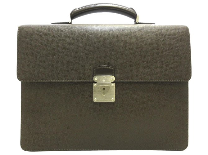 Louis Vuitton Brown Taiga Robusto 1 Briefcase Dark brown Leather ref.302654  - Joli Closet
