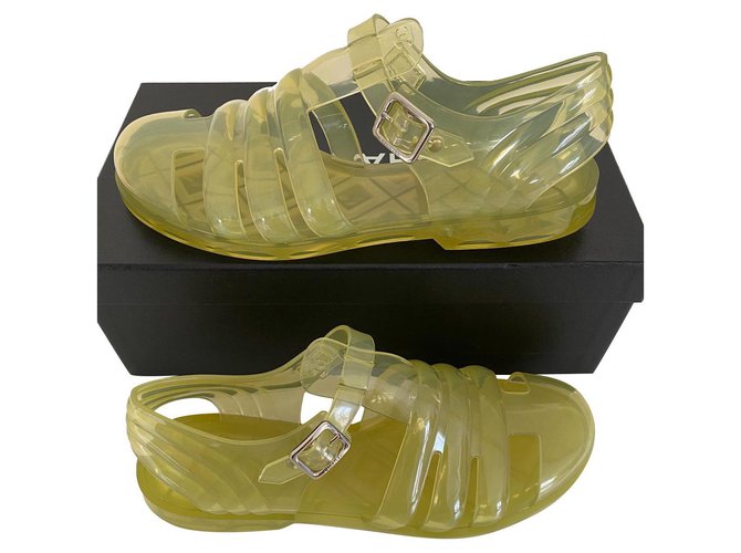 Chanel Des sandales Plastique Jaune  ref.303042