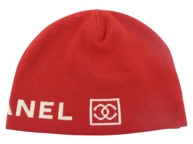 Chanel Gorro de lana con logo CC de lana roja Gorro de esquí  ref.303357