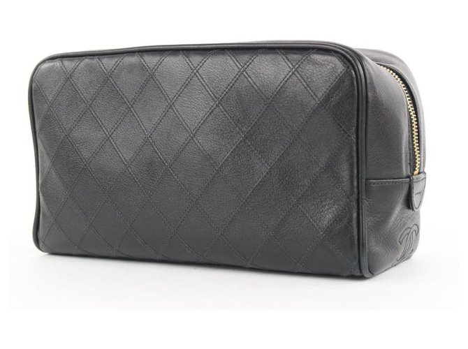 Chanel Bolsa de cosméticos preta acolchoada de pele de cordeiro bolsa de cosméticos Couro  ref.303384