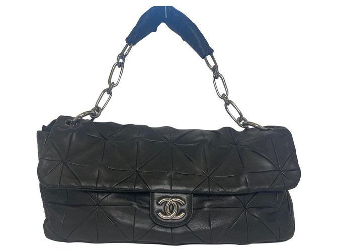 Timeless Bolso de hombro Chanel con solapa Negro Piel de cordero  ref.296812